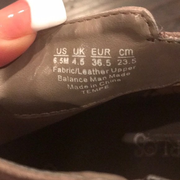 CARLOS SANTANA Tan Ankle Boots. Size 6 1/2. - Picture 6 of 6